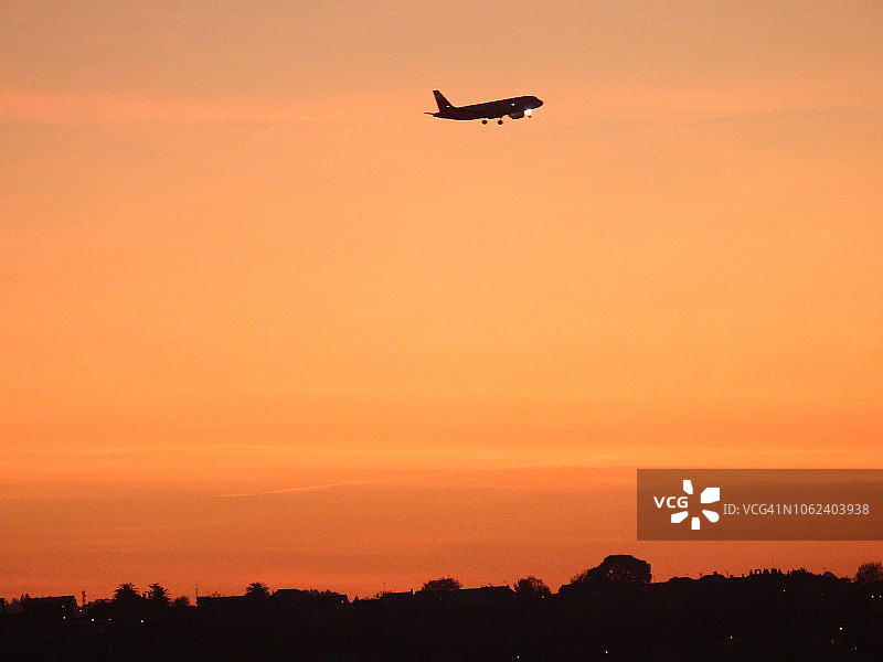 在日出时分，商业飞机进行机场进场操作图片素材