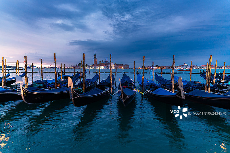 圣马可运河的贡多拉（日出）图片素材