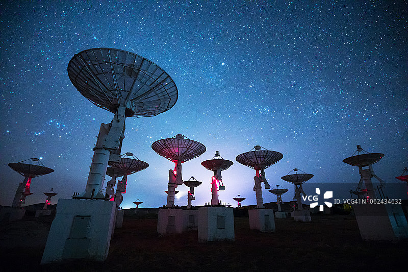 夜晚的射电望远镜图片素材