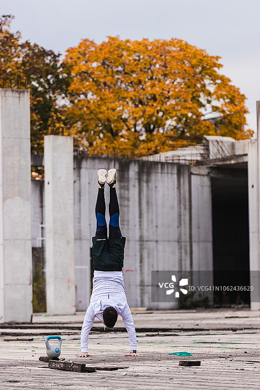 手倒立锻炼图片素材