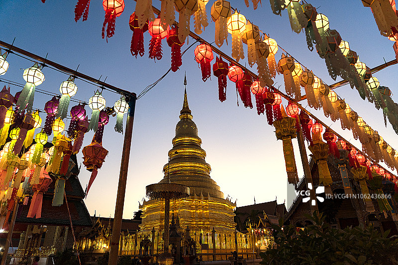泰国南奔帕塔哈利奔猜寺灯笼节佛教徒图片素材