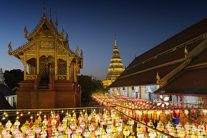 泰国北部南奔府哈里蓬猜寺多彩灯笼节图片素材