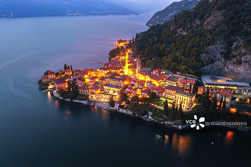 意大利瓦伦纳科莫湖畔的建筑日落景观鸟瞰图图片素材