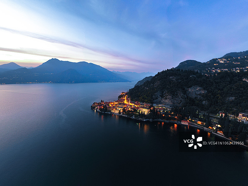 意大利瓦伦纳科莫湖畔的建筑日落景观鸟瞰图图片素材