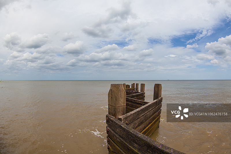通往大海的防波堤，英国图片素材