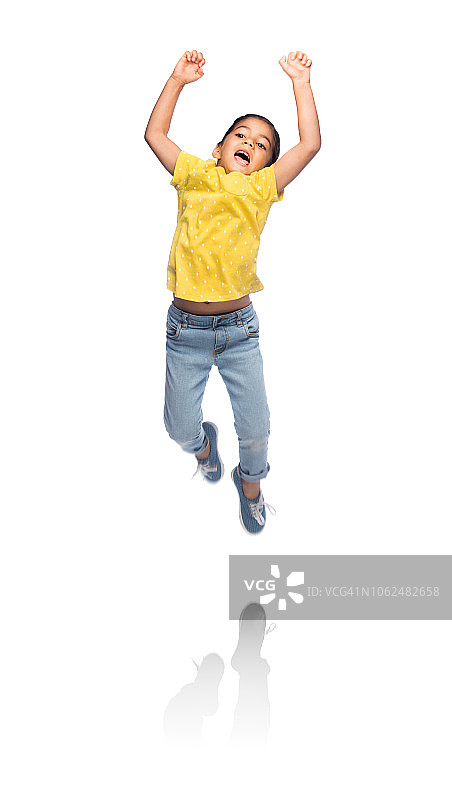 可爱的小女孩跳跃图片素材