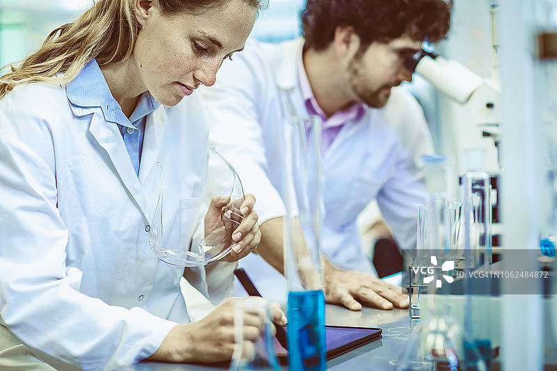 在实验室工作的科学家们图片素材