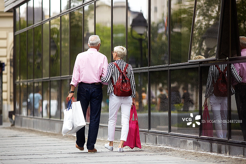 在城市购物后的老年夫妇图片素材