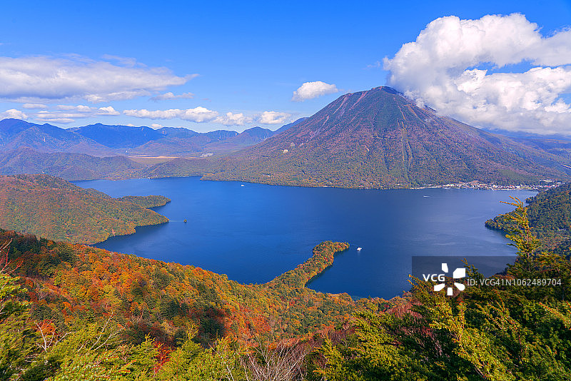 中禅寺湖和男体山的秋景图片素材