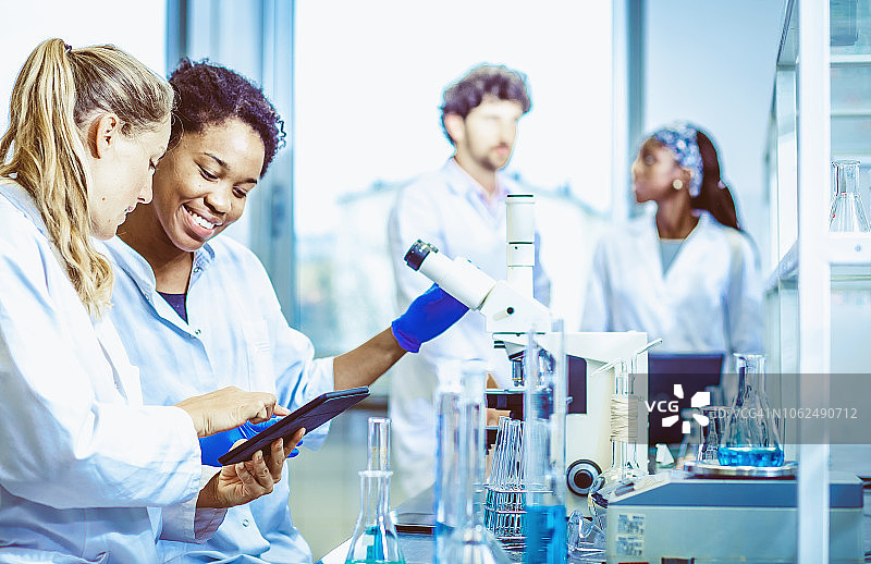 在实验室工作的科学家们图片素材