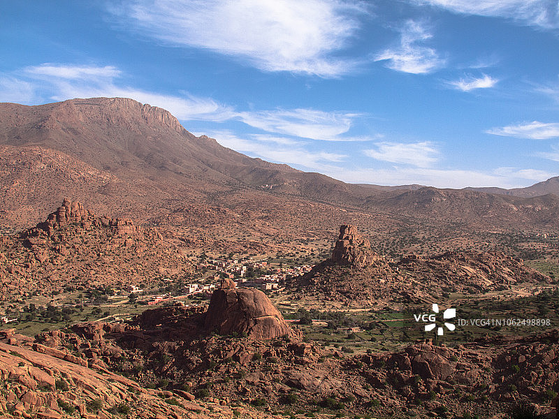 摩洛哥塔夫拉乌特反阿特拉斯山脉的拿破仑帽岩石及周边景观图片素材