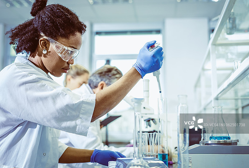 使用自动移液器的女科学家图片素材