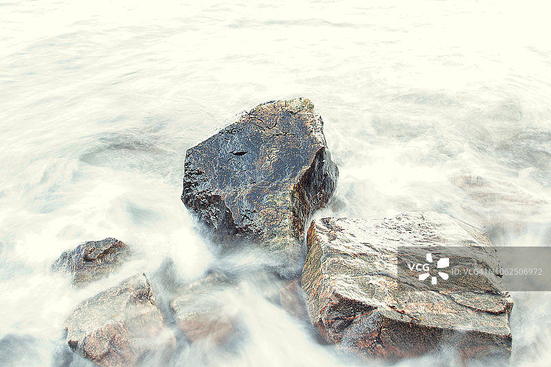 岩石和波涛汹涌的海面图片素材