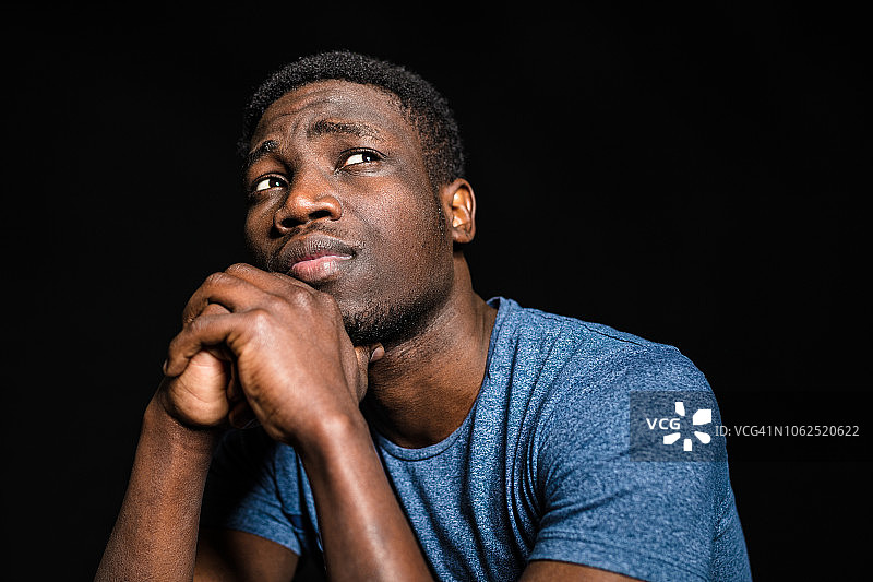 双手合十，若有所思的男人图片素材