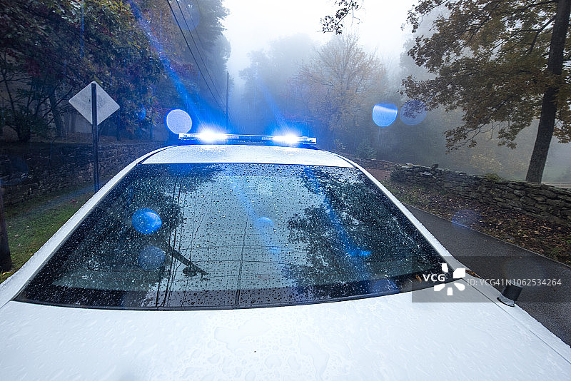 带闪光灯的警车图片素材