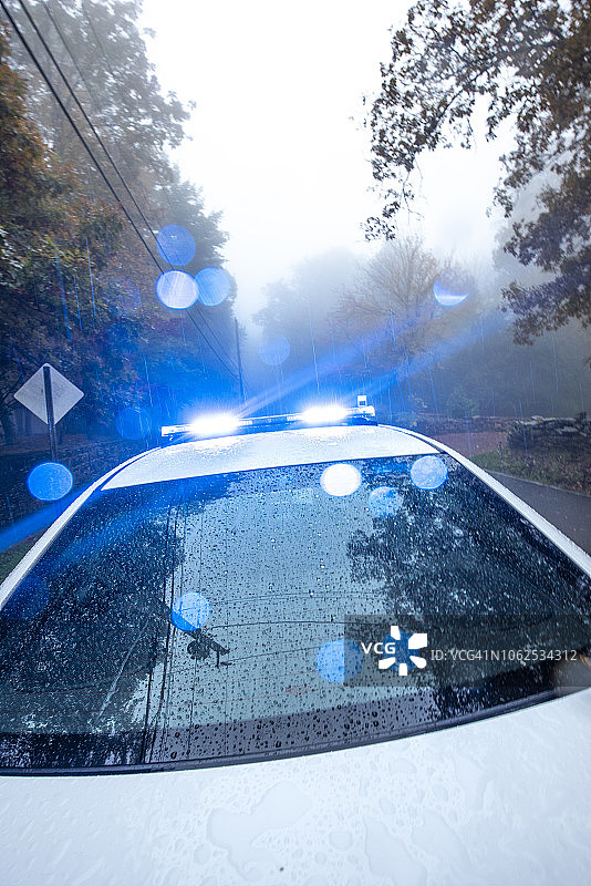 带闪光灯的警车图片素材