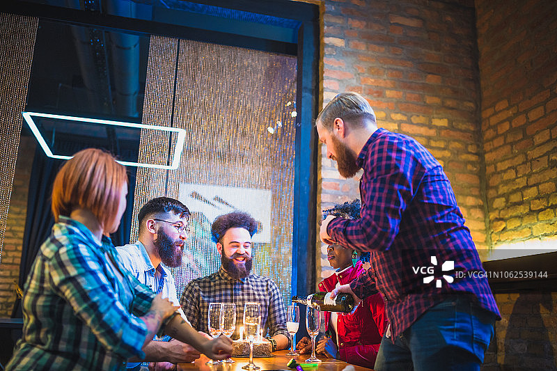 朋友们在酒吧庆祝生日图片素材