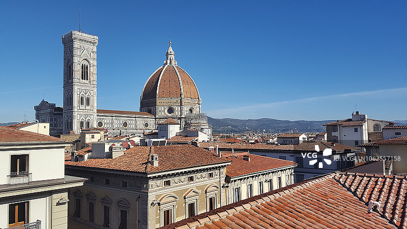 从佛罗伦萨大教堂屋顶俯瞰城市，文艺复兴时期圆顶和乔托钟楼图片素材