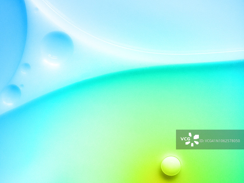 浅蓝绿色液体背景上的气泡和液滴抽象纹理图片素材