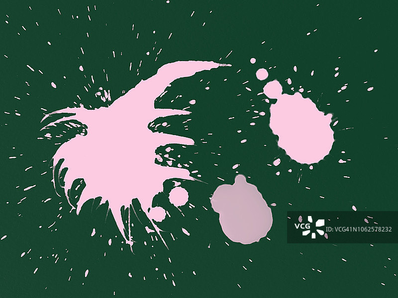 柔和蓝光下窗户上的水滴气泡纹理特写图片素材