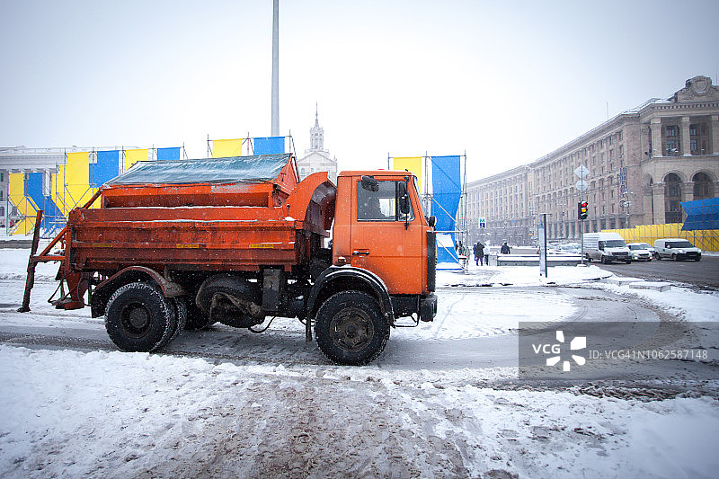 在暴风雪中撒盐的城市环卫车图片素材