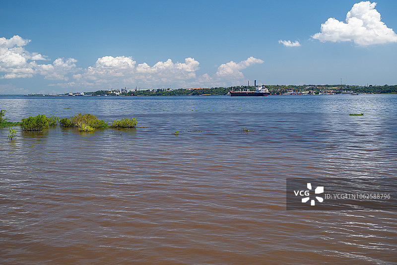 两条强大的亚马逊河的交汇点图片素材
