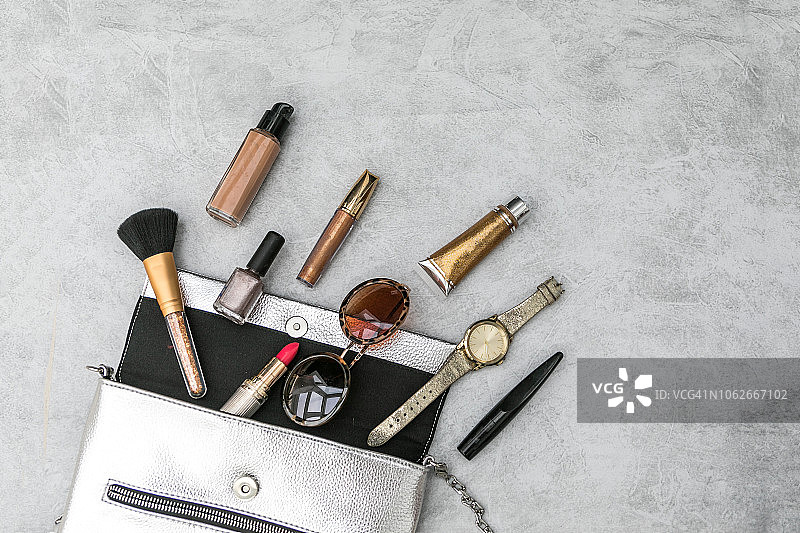 女士包包内物品俯视图图片素材