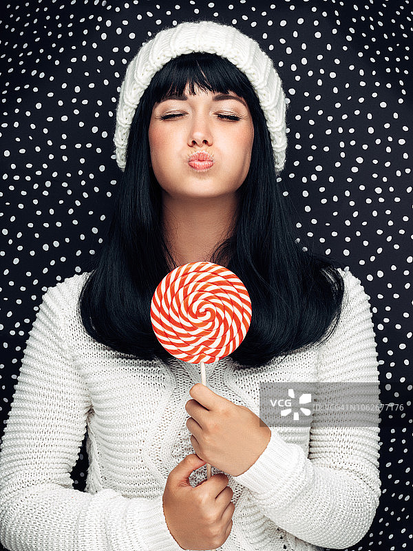 拿着大棒棒糖的美丽女人图片素材