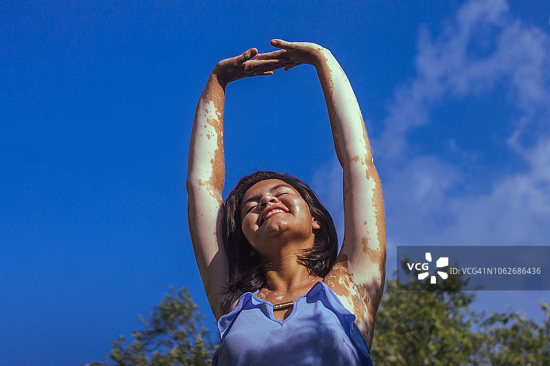 女人伸展手臂，面带微笑图片素材