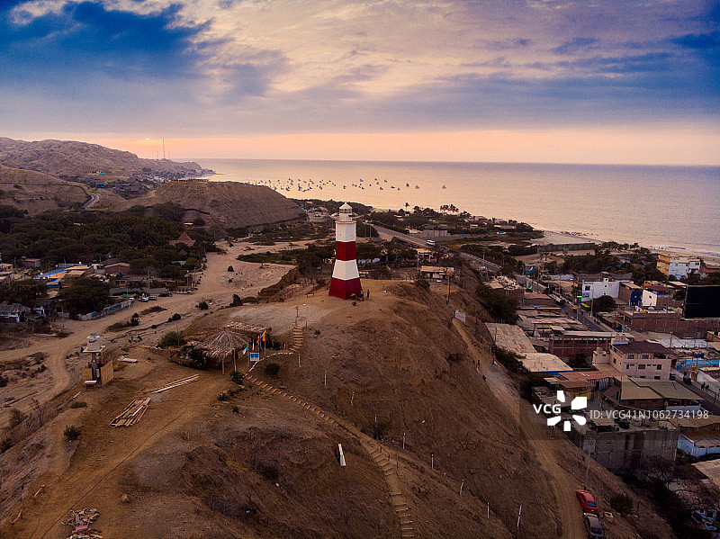 日落时分的曼科拉灯塔鸟瞰图图片素材