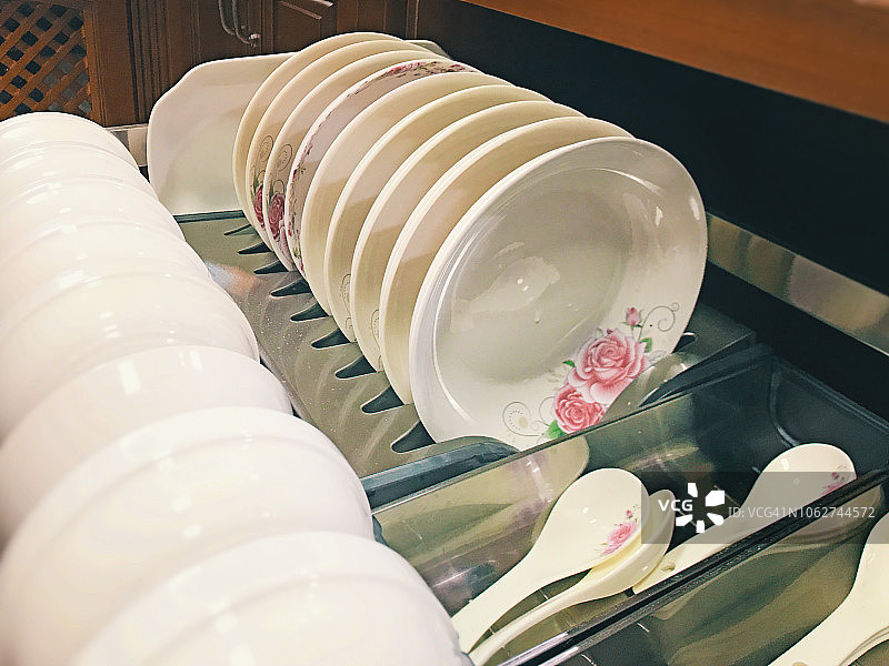 厨房抽屉中叠放的白色餐具俯视图图片素材