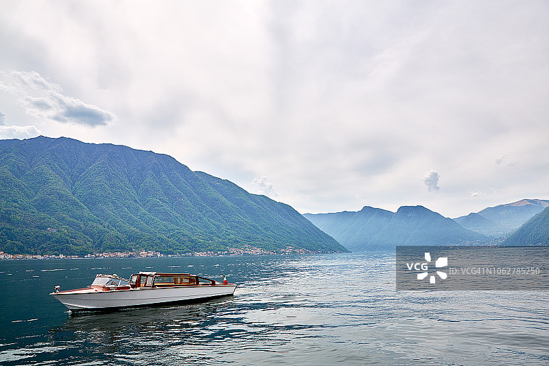 意大利科莫湖上的复古摩托艇图片素材