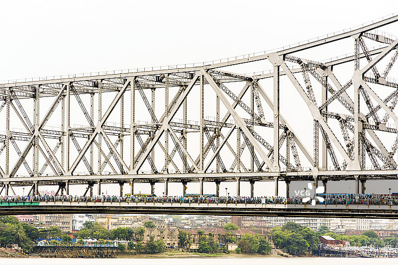 胡格利河上豪拉桥上的行人，连接豪拉和加尔各答两座城市图片素材