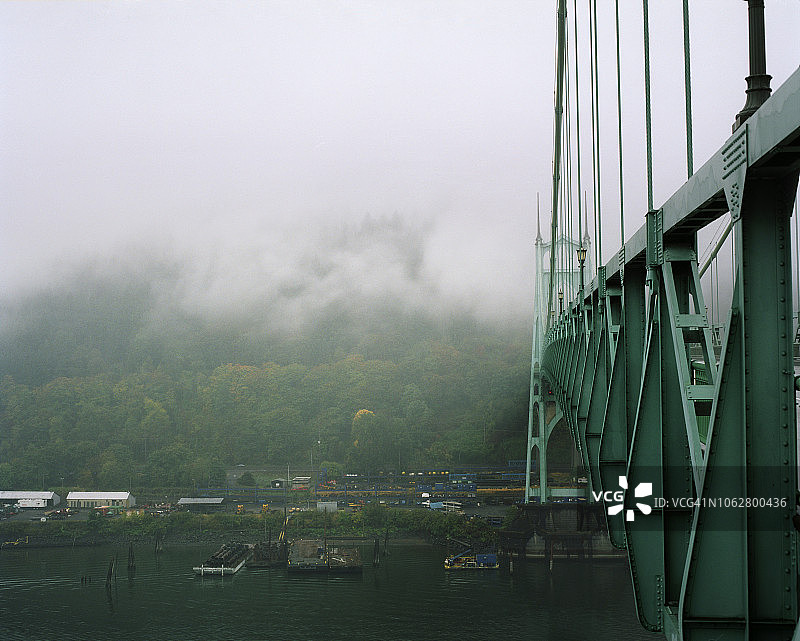 雾蒙蒙的早晨，俄勒冈州波特兰圣约翰斯大桥图片素材