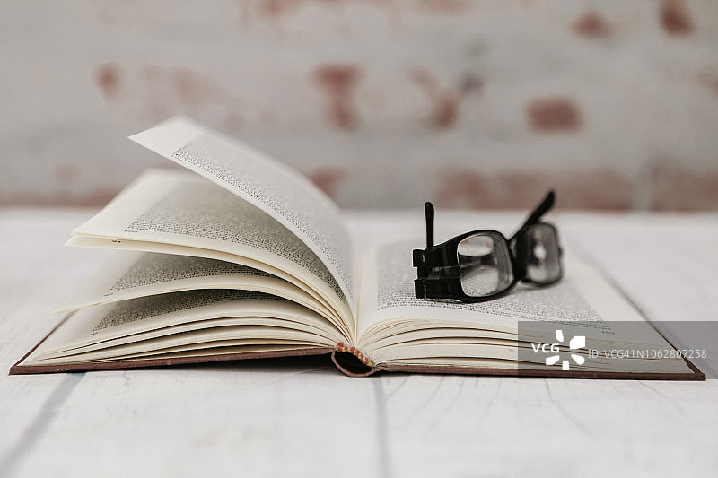 带眼镜的打开的书本图片素材
