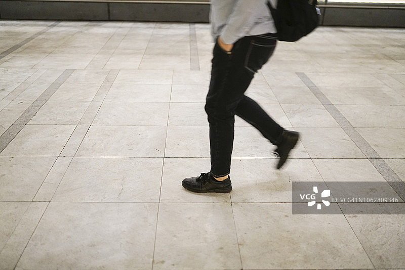 男人穿着工作靴走在水泥地上图片素材