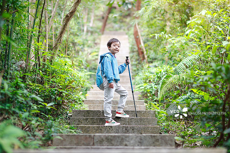 在风景如画的山中徒步的孩子图片素材
