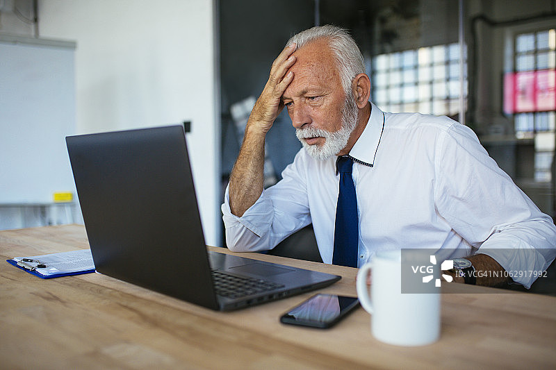 办公室里忧虑的年长商人图片素材