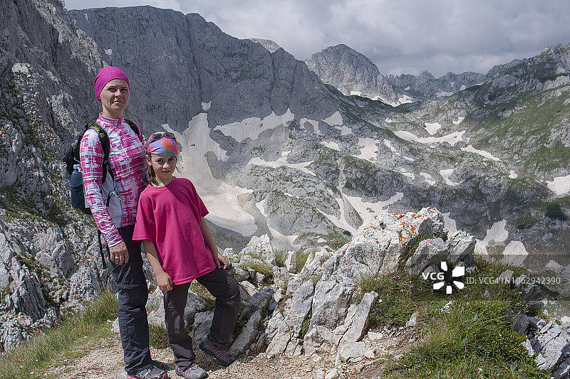 母亲和女儿在杜米托尔国家公园萨文库克峰顶峰图片素材