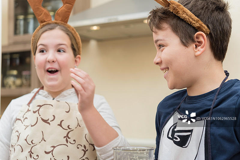 在厨房玩耍的男孩和女孩图片素材