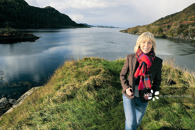 苏格兰卡伦湖畔格子呢女人图片素材