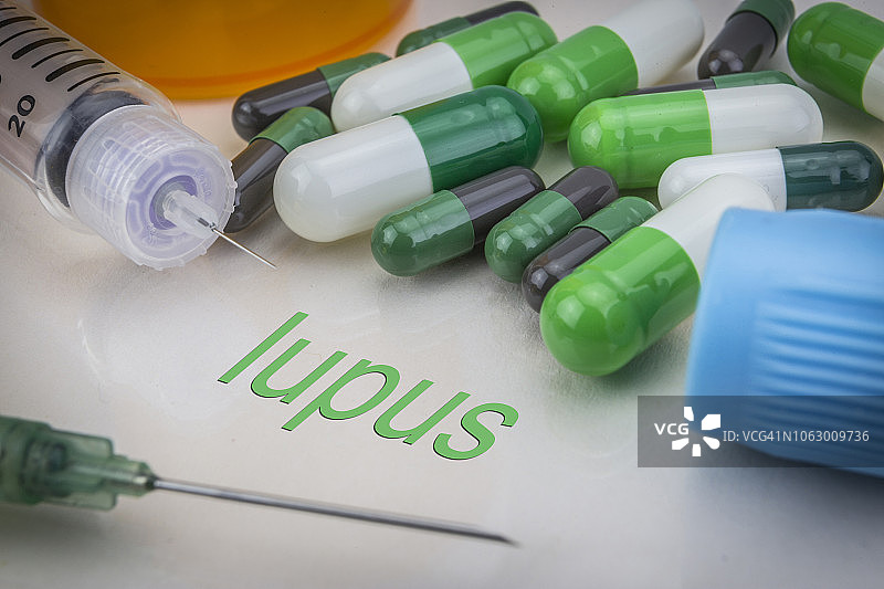 红斑狼疮治疗理念：药物与注射器图片素材