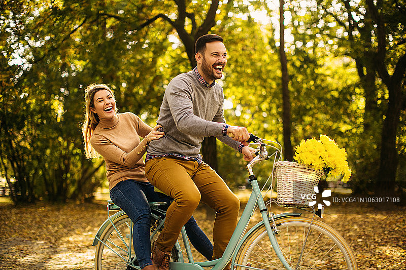 浪漫情侣一起骑行图片素材