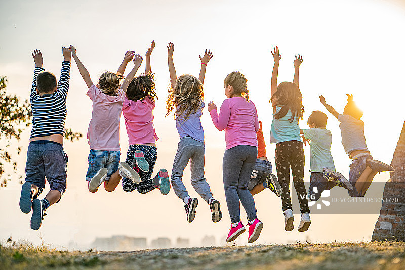 一群孩子跳跃的背影图片素材