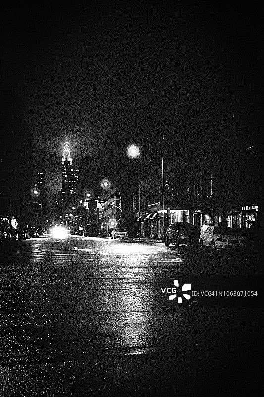 夜幕下远处的克莱斯勒大厦图片素材