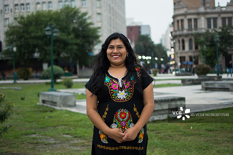 城市中快乐的年轻土著女性图片素材