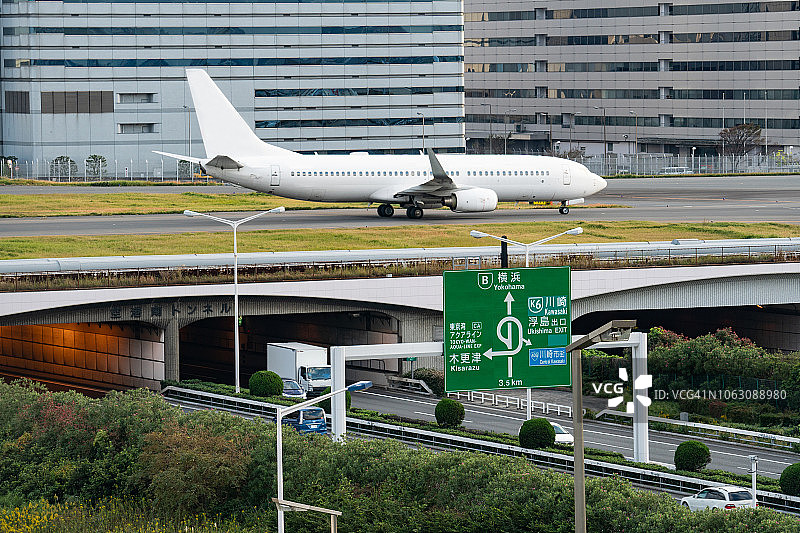 日本东京羽田国际机场和首都高速公路湾岸线上的飞机图片素材