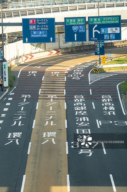 日本东京羽田国际机场的道路指示牌图片素材
