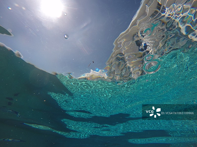 从游泳池水下仰望天空的景色图片素材