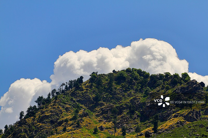 云雾缭绕的山脊图片素材